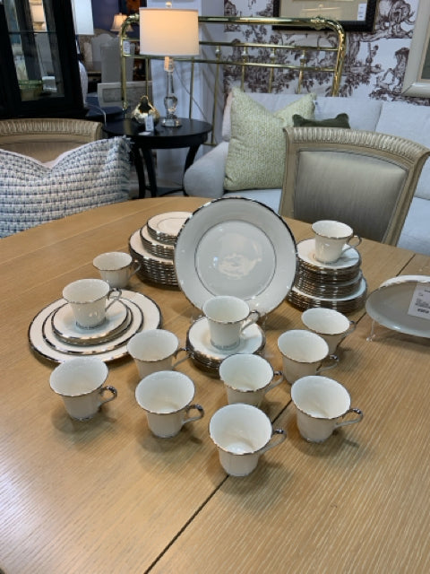LENOX 10 SOLITAIRE PLACE SETTINGS AND SERVING BOWL