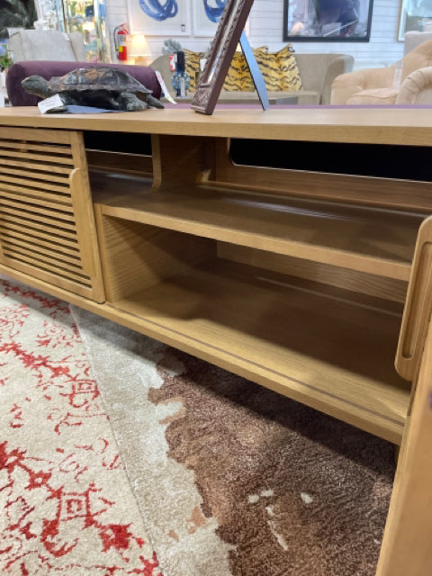 MEDIA CONSOLE WITH TWO DOORS OAK