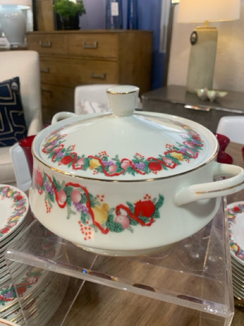 CLASSIC TRADITIONS CRANBERRY HILL DINNERWARE SET  58 PIECES