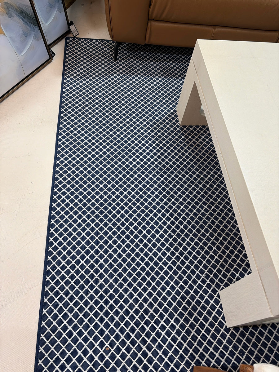 ETHAN ALLEN RUG NAVY AND WHITE DIAMOND PATTERN