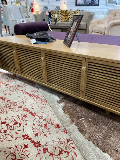 MEDIA CONSOLE WITH TWO DOORS OAK