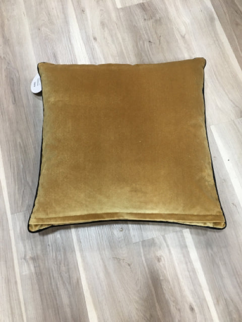 PILLOW FARLOWE SAFFRON 22"