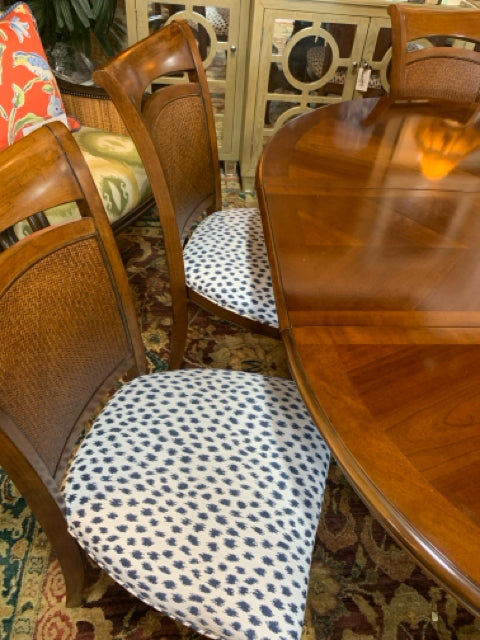 HOOKER DINING TABLE  WITH 1 LEAF AND 6 CHAIRS