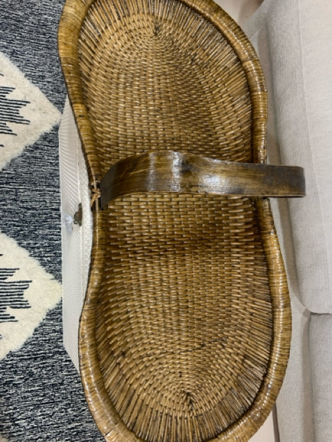 WEAVE WICKER BASKET WITH HANDLE