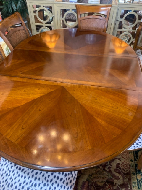 HOOKER DINING TABLE  WITH 1 LEAF AND 6 CHAIRS