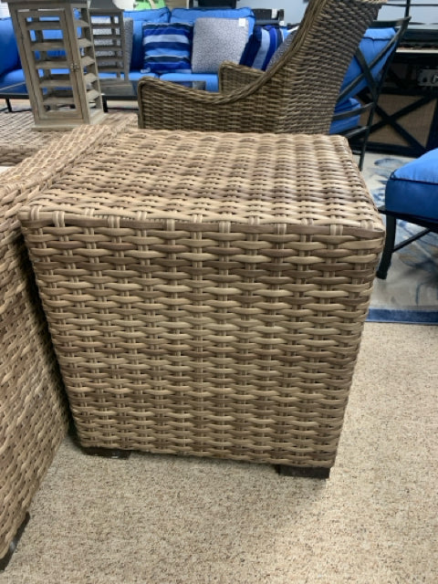 OUTDOOR END TABLE WOVEN TAN