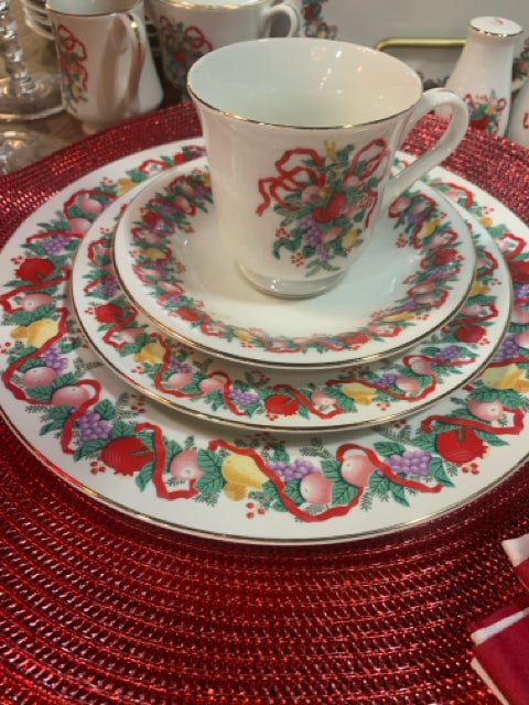 CLASSIC TRADITIONS CRANBERRY HILL DINNERWARE SET  58 PIECES