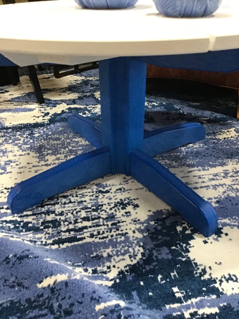 OUTDOOR ACCENT TABLE WHITE AND BLUE POLY
