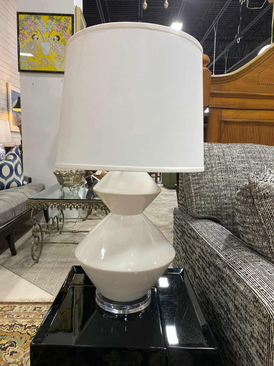 TABLE LAMP WHITE WITH LUCITE BASE