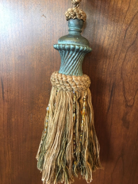 TASSEL GREEN AND GOLD