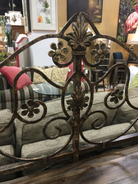 KING BED METAL WITH FLOWERS