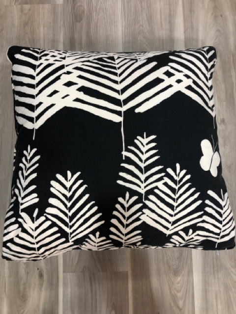 **PILLOW LEAF BUTTERFLY BLACK AND IVORY