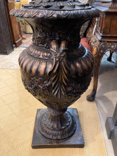 LARGE URN RESIN WITH LID