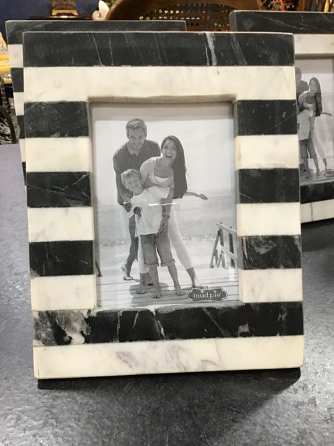 BLACK AND WHITE MARBLE 5X7 PICTURE FRAME