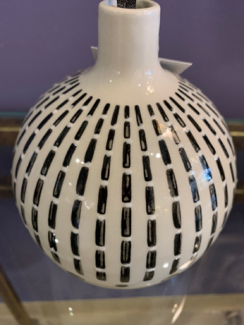 VASE BLACK AND WHITE - Consign & Design - Consign & Design - clearance, PGA
