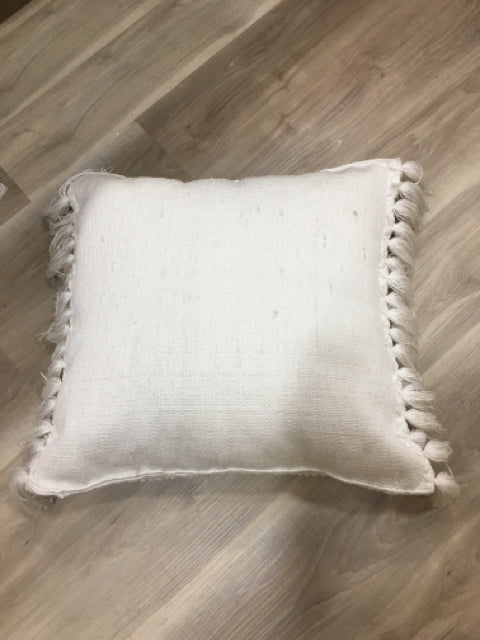 PILLOW WHITE WITH TASSELS